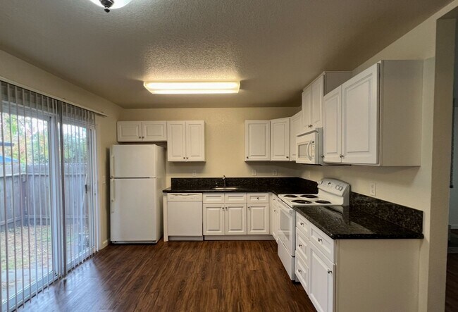 Foto del edificio - NICE UPDATED DUPLEX IN SACRAMENTO!!
