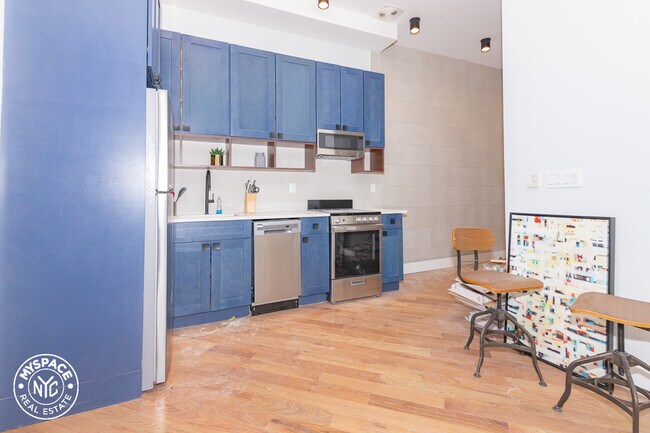 Building Photo - 472 Lorimer St