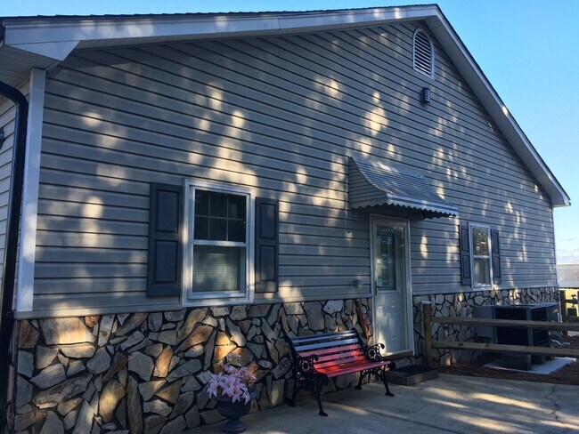 Building Photo - 1015 Lake Shadow Dr