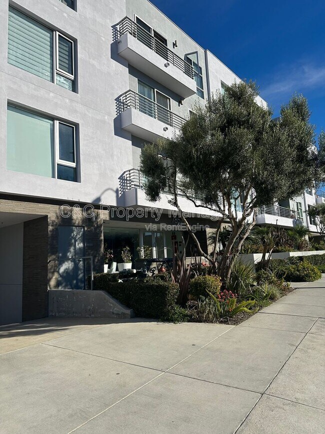 Foto del edificio - 7857 W Manchester Ave