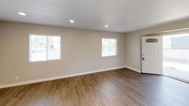 Foto del edificio - HUGE House on College! Quick Walk to Campus!