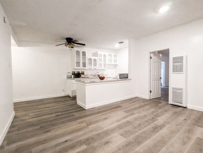 Building Photo - 1812 W Sumac Ln