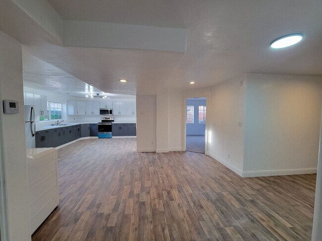 Building Photo - *utilities included* 3 bed 3 bath apartmen...