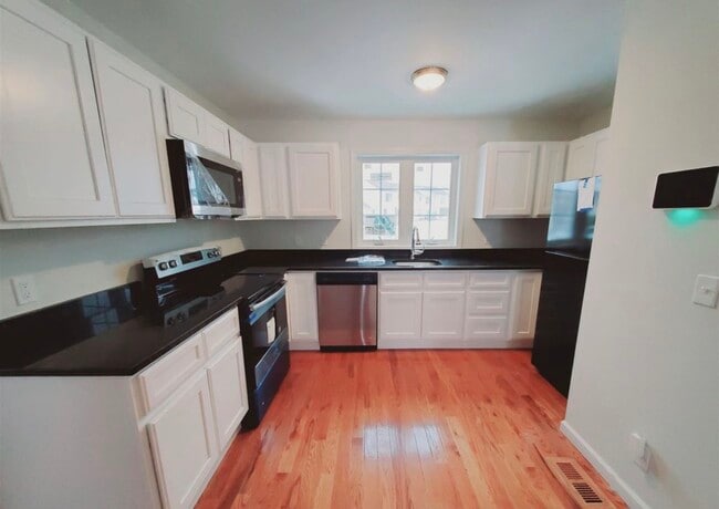 Building Photo - 840 Seaview Ave