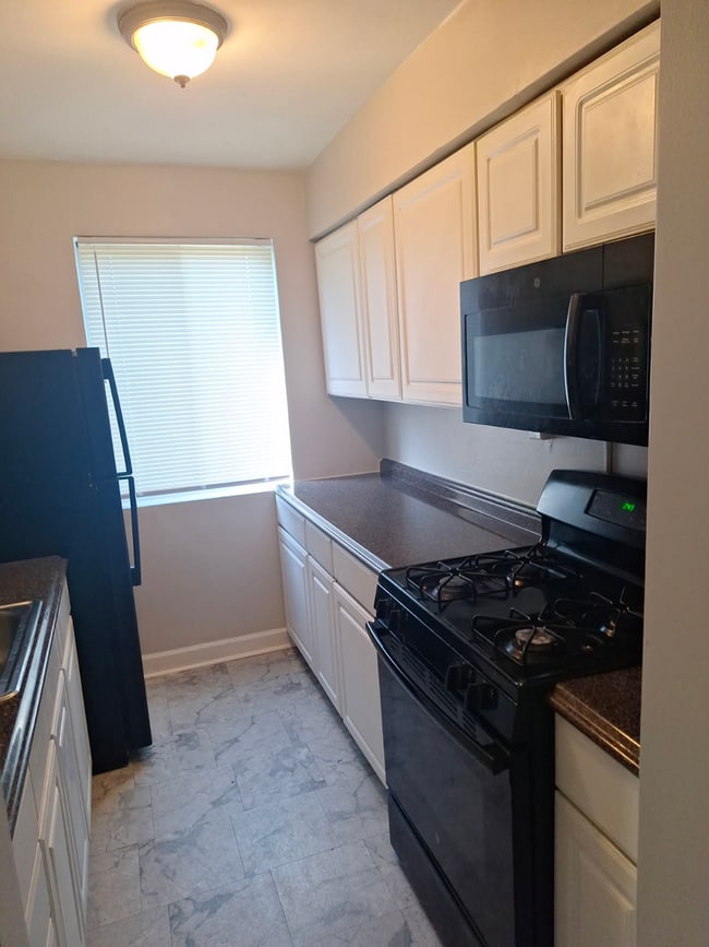 Building Photo - 2026 Move-In Special – $500 LEASE SIGNING BONUS!! Top-Floor 2-Bedroom Condo in Southwest DC – Rem...
