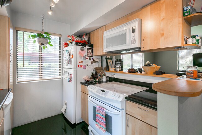 Kitchen - 1166 E Garfield Ave