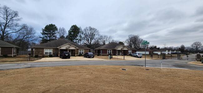 Building Photo - 901 Oaktree Manor Cir