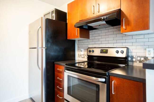 Building Photo - Goose Hollow 1 Bedroom Available Now !