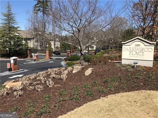 Building Photo - 1250 Parkwood Cir SE