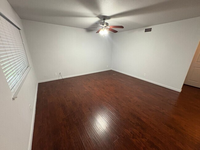 Building Photo - Charming 2 Bed 1 Bath Unit in Sacramento