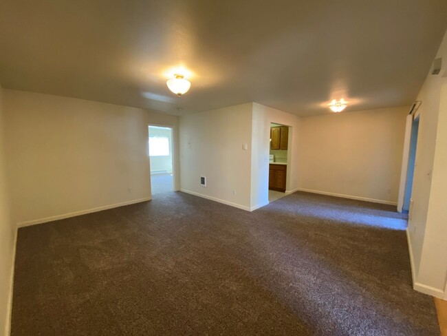 Building Photo - North Gilham Condo