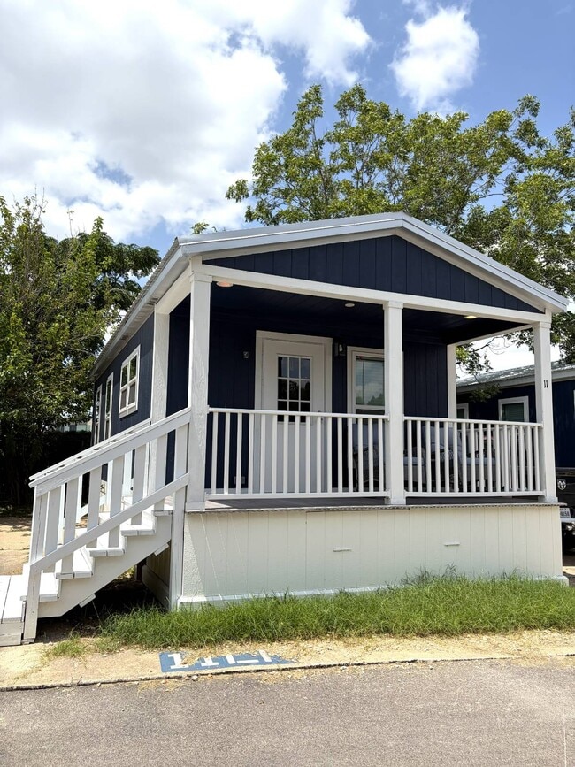Building Photo - 11 La Posada Cir
