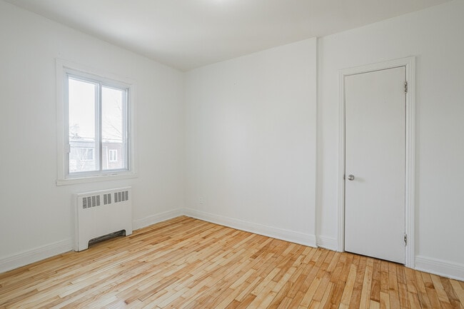 Building Photo - 7619 Av Christophe-Colomb