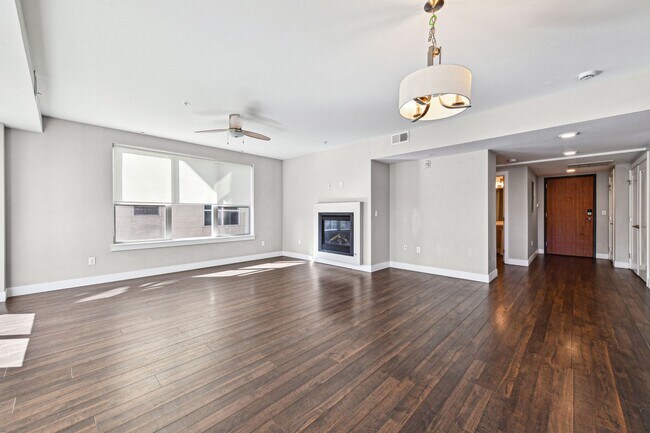 Foto del edificio - Spacious Luxury Living in City Park! 3Bd/2.5Ba