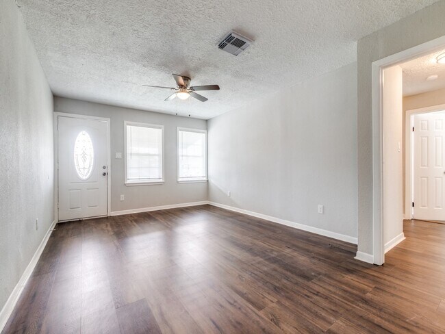 Building Photo - 411 Gober St