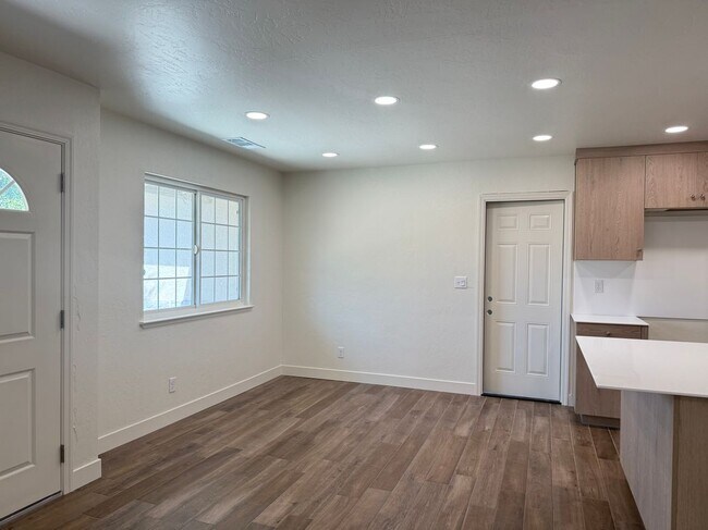 Foto del edificio - 1459 E Kern Ave