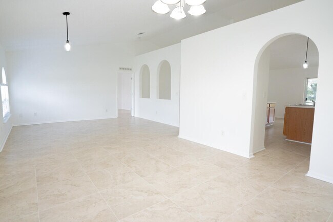 Building Photo - 1514 SW Hackensack Ave