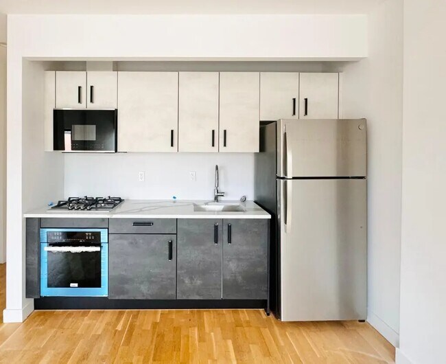 Foto del edificio - Furnished room/NOT APARTMENT