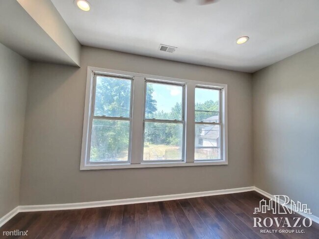 Building Photo - 1 br, 1 bath  - 9 Shaw Ave 3