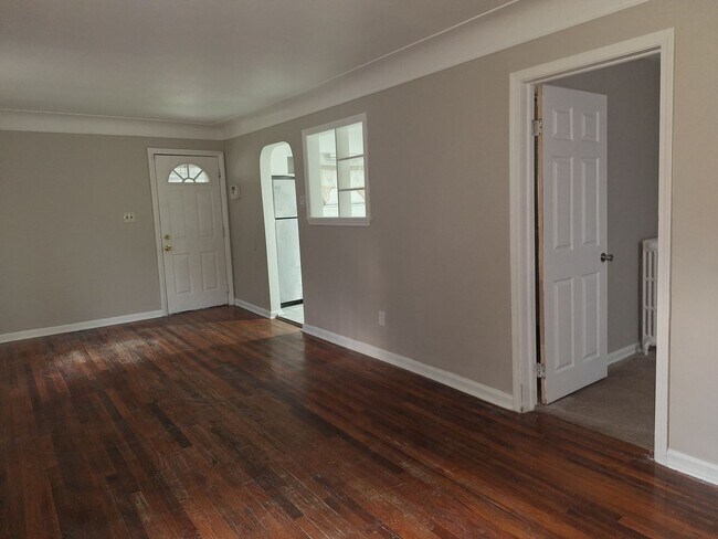 Foto del edificio - Four bedroom Harper Woods bungalow