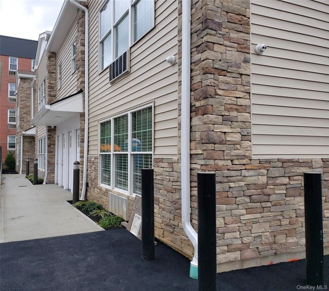 Building Photo - 71 N Main St