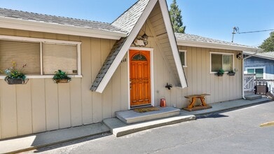 Building Photo - 448 Delle Dr