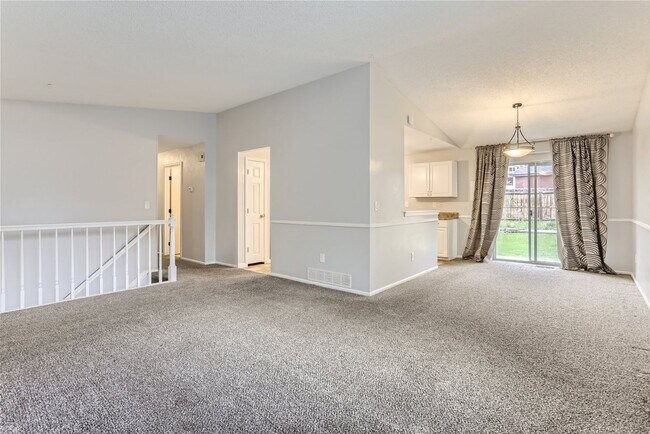 Foto del edificio - Spacious 5 Bedroom 2 Bath Single Family Home
