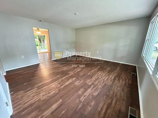 Foto del edificio - 774 Fox River Rd