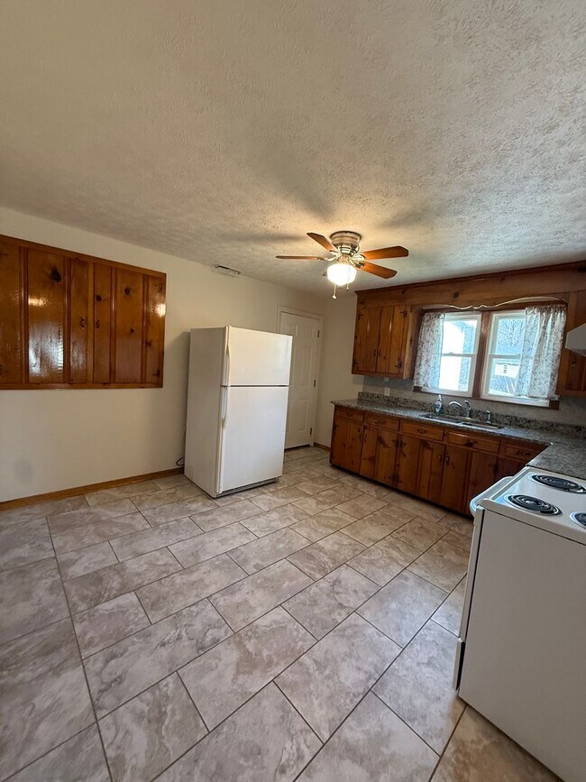 Foto del edificio - Charming 2 Bed, 1 Bath Triplex