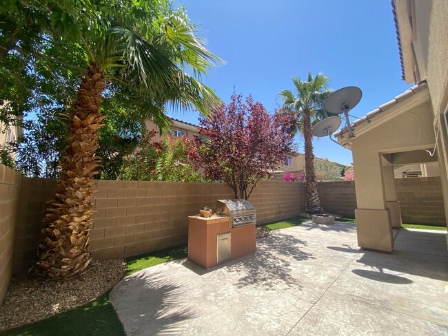 Building Photo - 3 Bed 3 Bath Southwest home welcomes you w...