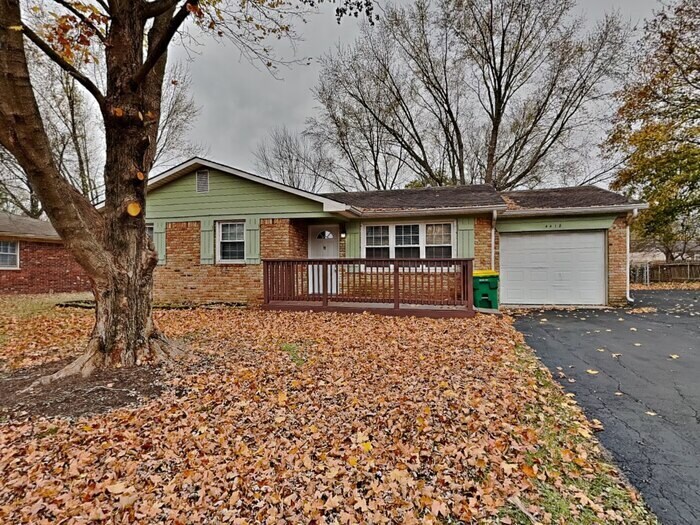 Primary Photo - 3 bed 1.5 with front and rear decks!