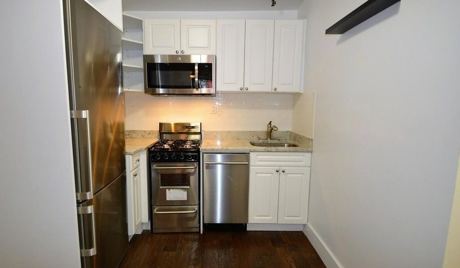 Primary Photo - 300 W 22nd St