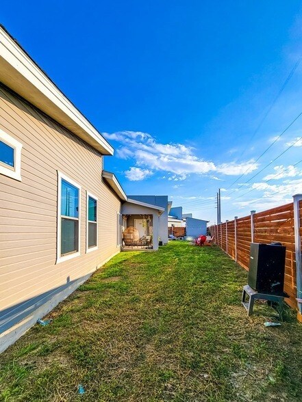 Foto del edificio - 2375 Oak Breeze Cir