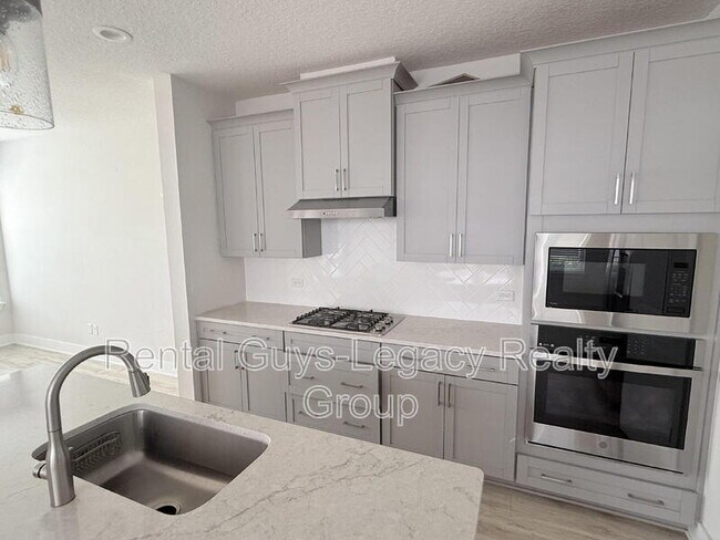 Building Photo - 409 Crestview Dr