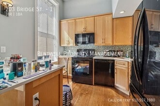 Building Photo - 203 Bridge St