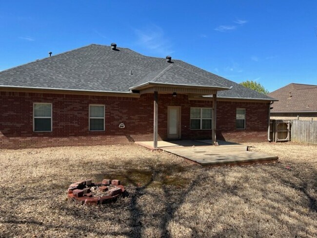 Foto del edificio - Beautiful All Brick home in Cabot