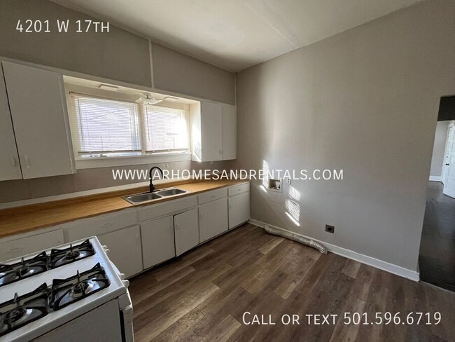 Foto del edificio - 4201 W 17th Little Rock | 3 Beds | 1 Bath