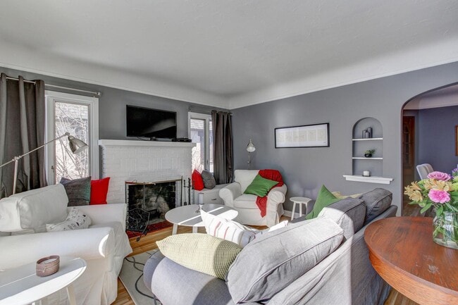 Building Photo - CANT MISS Updated 4 Bedroom Available Minu...