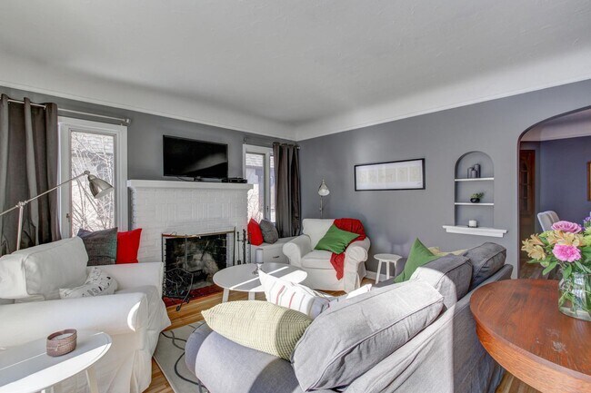 Foto del edificio - CANT MISS Updated 4 Bedroom Available Minu...