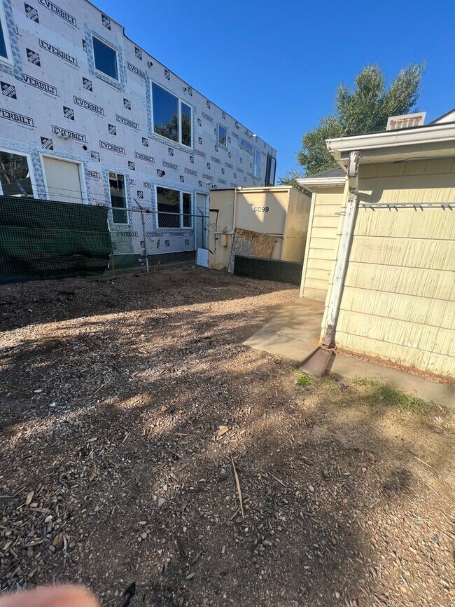 Building Photo - Available Now! Affordable and conventient location