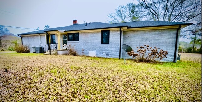 Building Photo - 220 Summey St