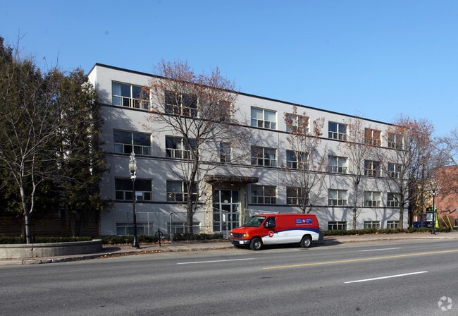 Photo du bâtiment - 206 Lakeshore Road East