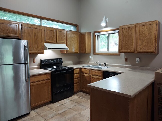 Kitchen - 821 Pebblewood Dr