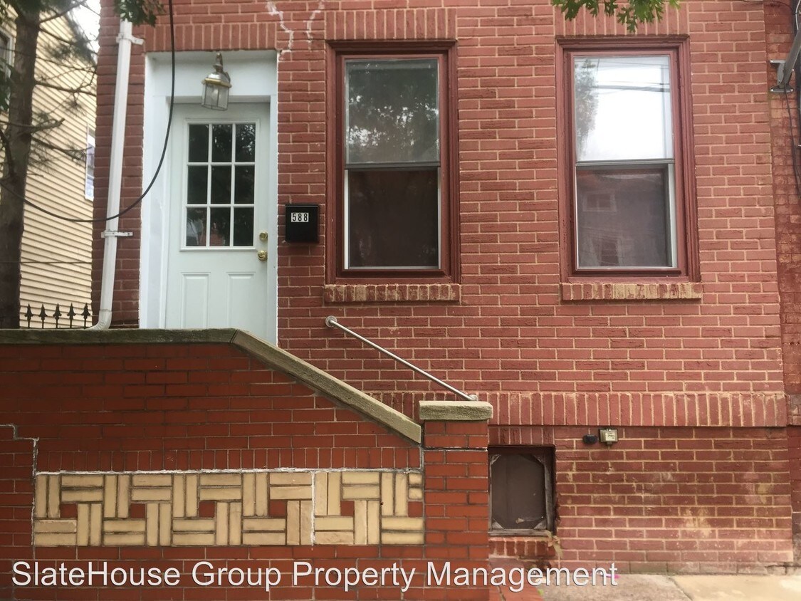 Foto principal - 4 br, 1 bath House - 588 Centre St