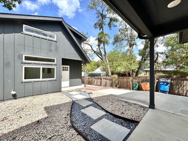 Building Photo - 1403 Cometa St