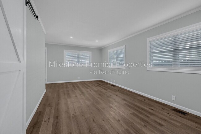 Building Photo - 204 N Holly Ave