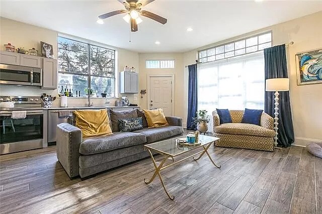 Living Area - 3101 Banks St