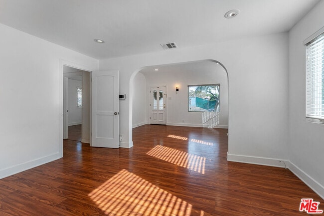 Foto del edificio - 927 N Edinburgh Ave