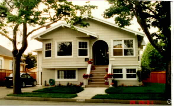 Building Photo - 600 Bayswater Ave