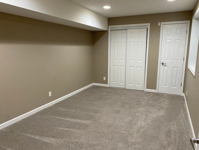 Building Photo - Gorgeous Elkhorn 4 Bed 3 Bath Home!